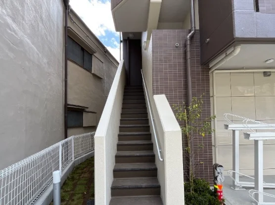 貸店舗(スケルトン)のエントランス