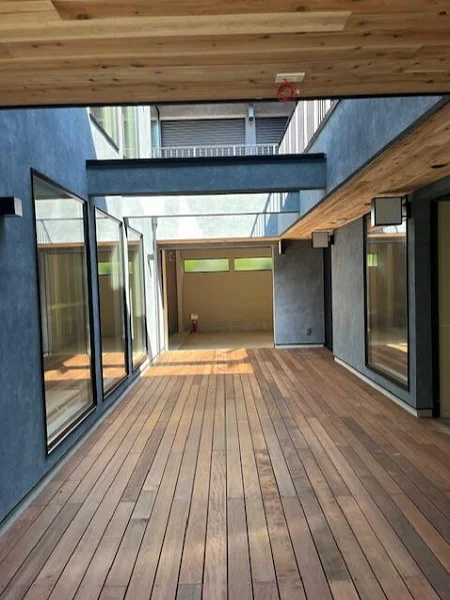 貸店舗(スケルトン)のエントランス