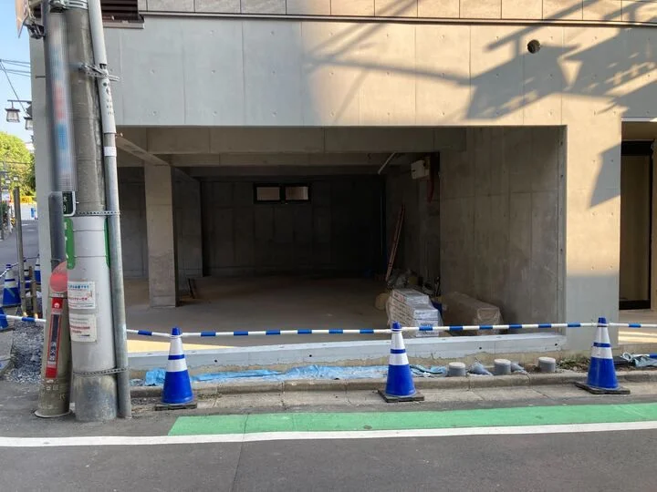 参宮橋のスケルトン店舗物件の外観