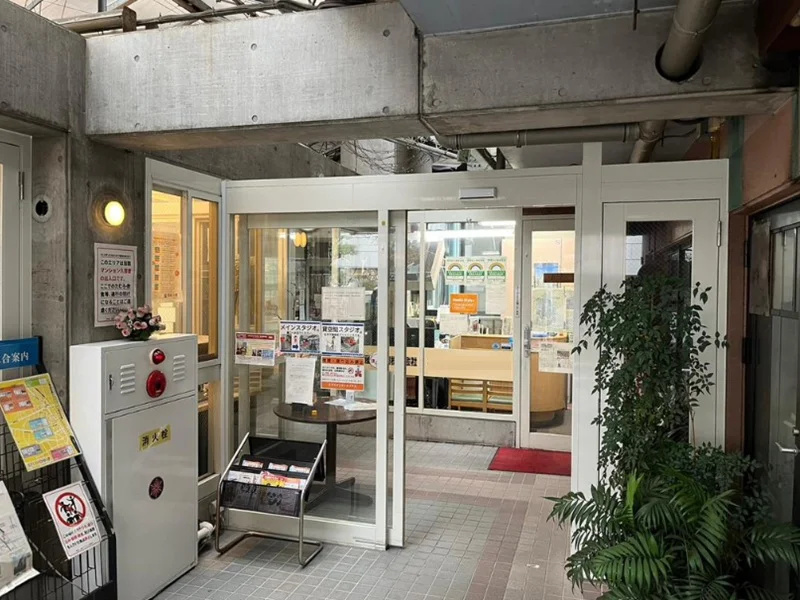 大久保のスケルトン店舗物件のエントランス