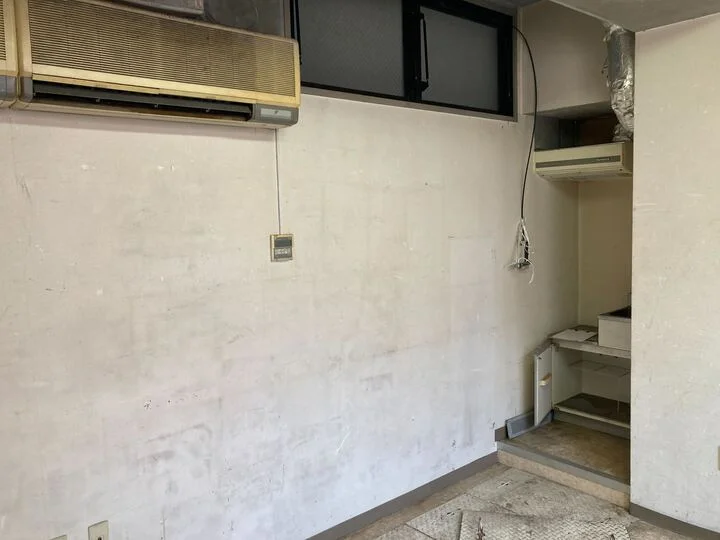 大久保のスケルトン店舗物件の内装