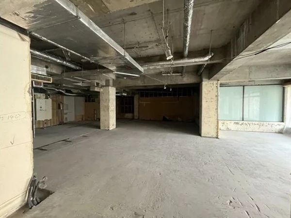 鶴ヶ島のスケルトン店舗物件の内装