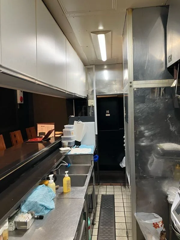 月島の焼肉屋居抜きの厨房