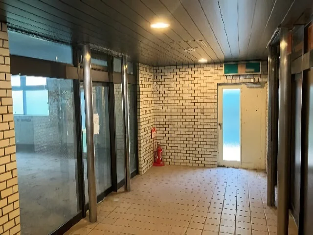 貸店舗(スケルトン)のエントランス