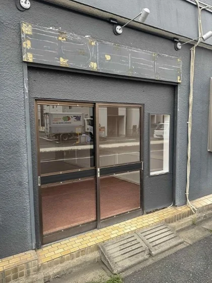 蕨の事務所仕様店舗物件のエントランス