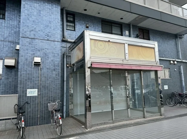 貸店舗(スケルトン)のエントランス