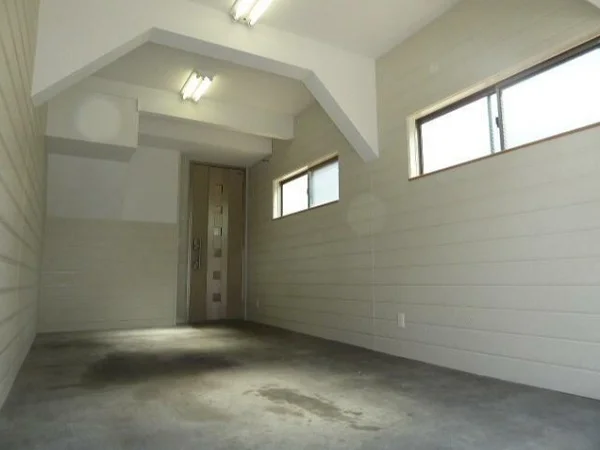 阪東橋の事務所仕様店舗物件のエントランス