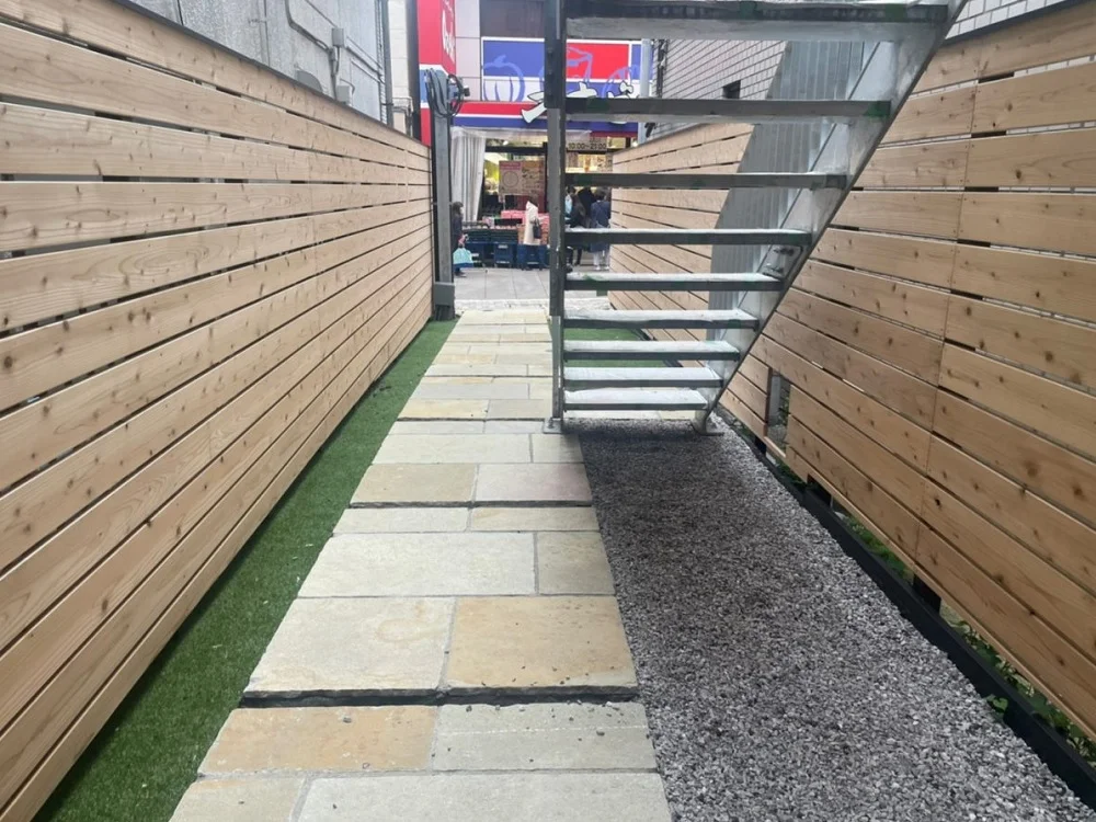 戸越銀座のスケルトン店舗物件の外観