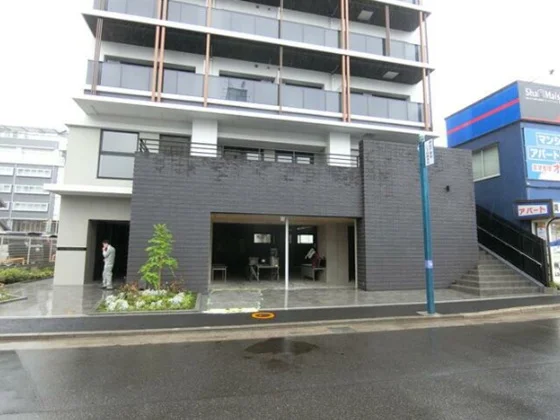 新松戸のスケルトン物件のエントランス