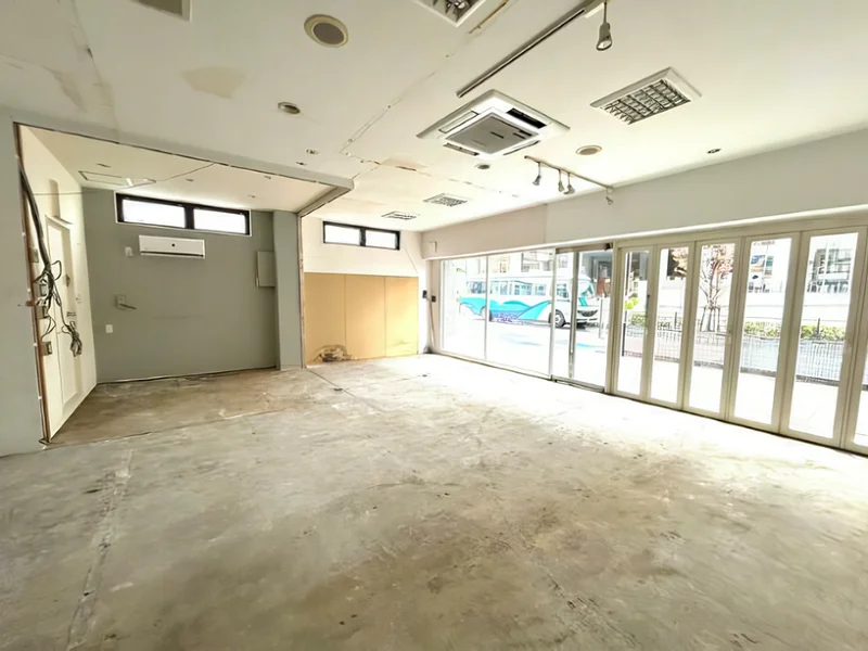 荒川一中前のスケルトン店舗物件の内装