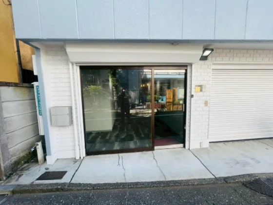 落合南長崎のスケルトン店舗物件のエントランス