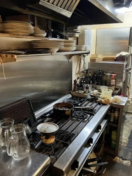 フレンチの居抜き物件の厨房