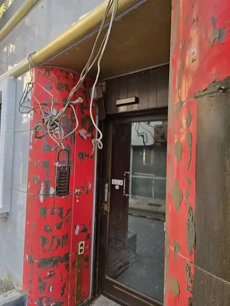 荻窪のスケルトン物件のエントランス