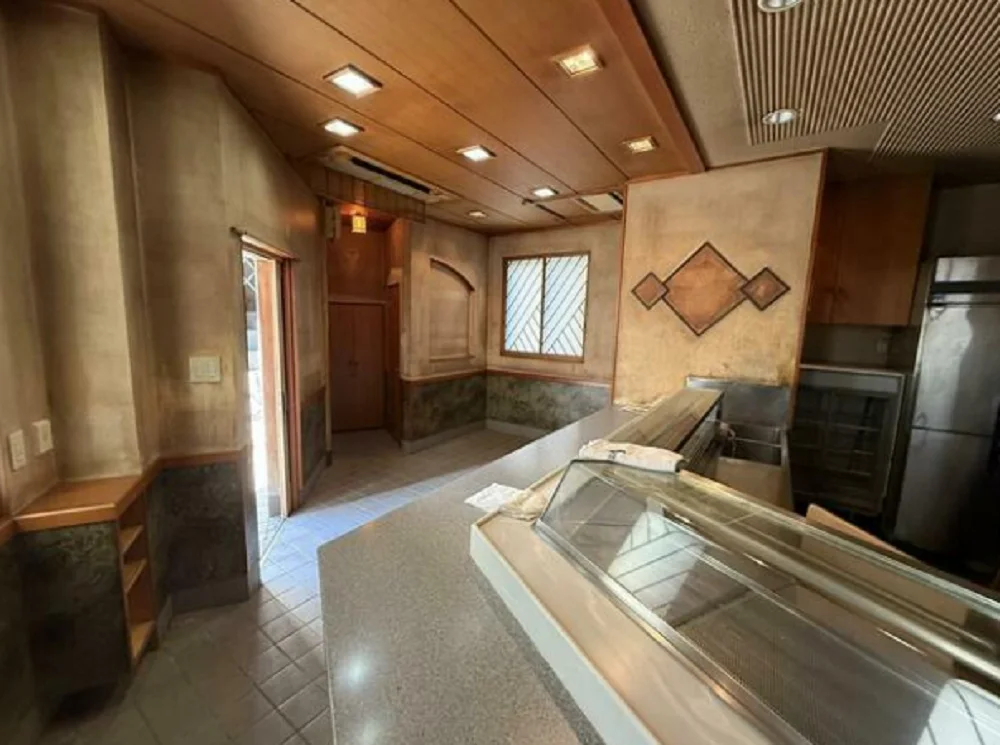 西新宿五丁目の寿司居抜きの内装