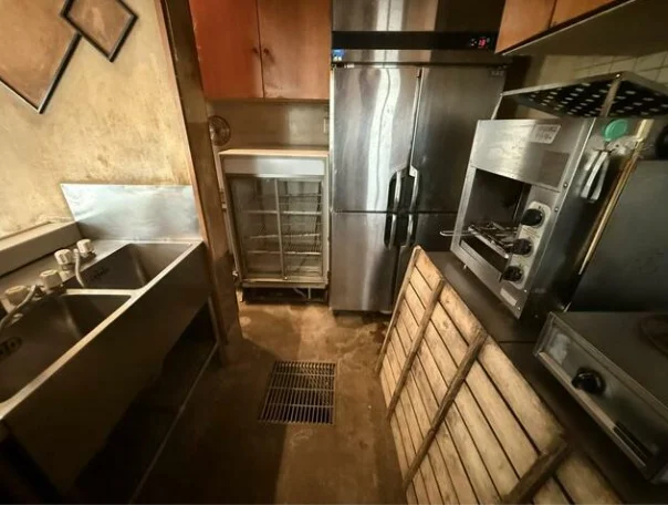 西新宿五丁目の寿司居抜きの厨房