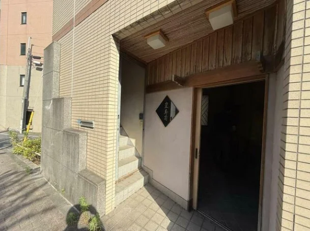 寿司の居抜き物件のエントランス