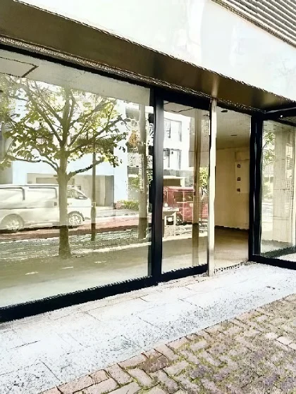 春日の事務所仕様店舗物件の外観