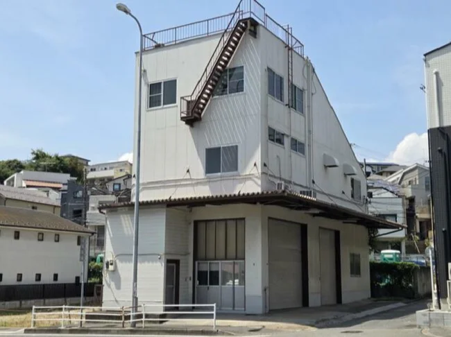 新子安のスケルトン店舗物件の外観