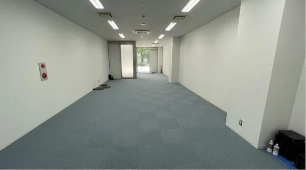 新宿御苑前の事務所仕様店舗物件の内装