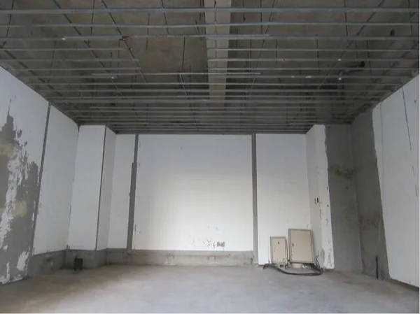 大島のスケルトン店舗物件の内装