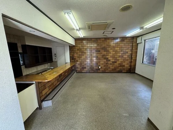 南浦和のスケルトン店舗物件の内装