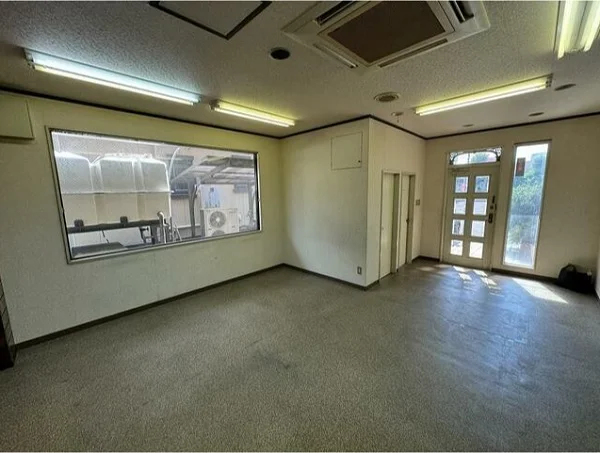 南浦和のスケルトン店舗物件の内装