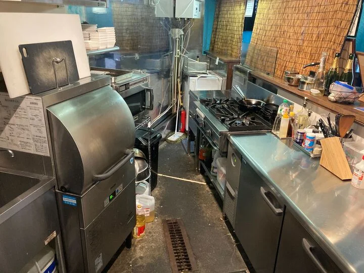 居酒屋の居抜き物件の厨房