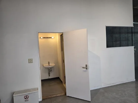 大師前の事務所仕様店舗物件の内装