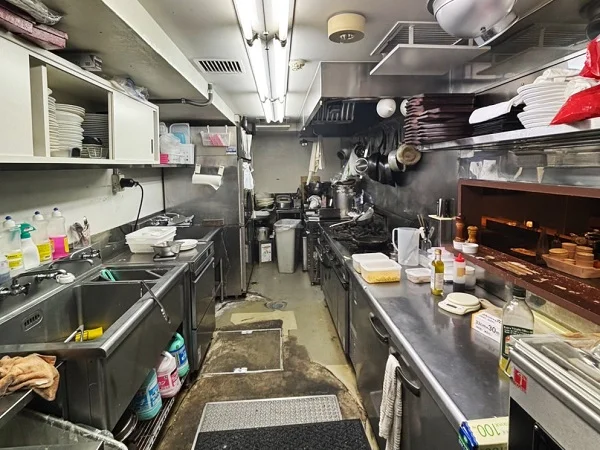 鉄板焼きの居抜き物件の厨房