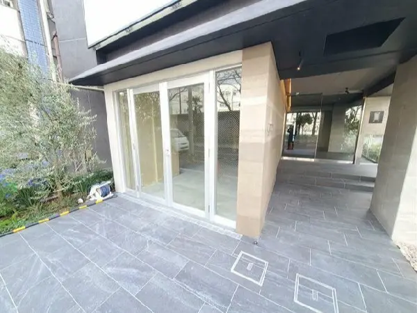 貸店舗(スケルトン)の外観