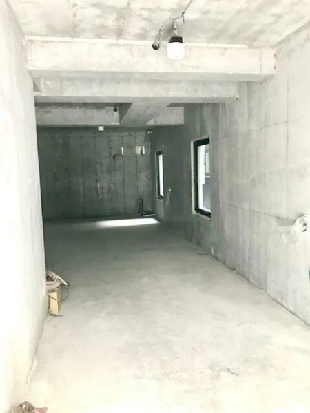 東神奈川のスケルトン店舗物件の内装