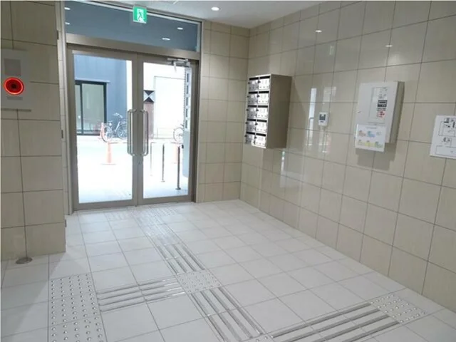 越谷のスケルトン店舗物件のエントランス