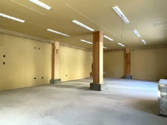 平井のスケルトン店舗物件の内装