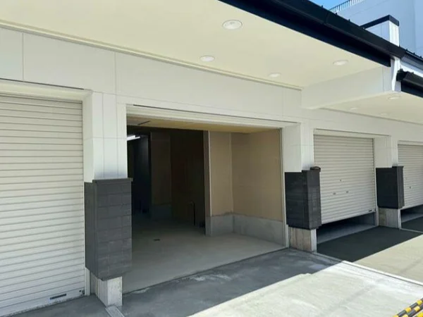 貸店舗(スケルトン)のエントランス