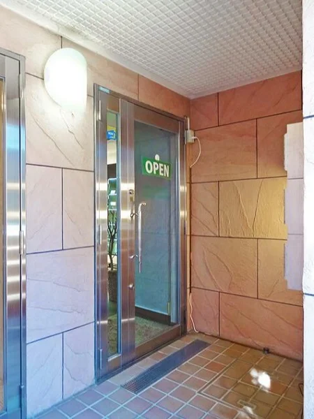 表参道の事務所仕様店舗物件のエントランス