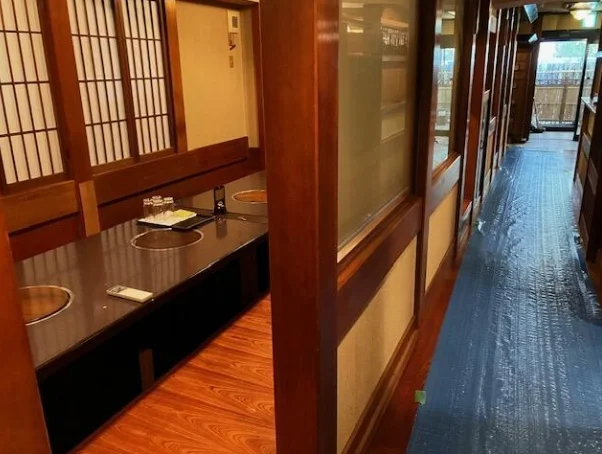 関内の焼肉屋居抜きの内装