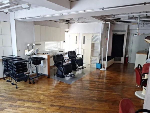 美容室・理容室の居抜き物件の内装