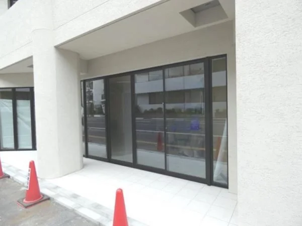 貸店舗(スケルトン)のエントランス