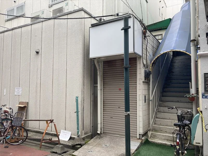 新小岩のスケルトン店舗物件のエントランス