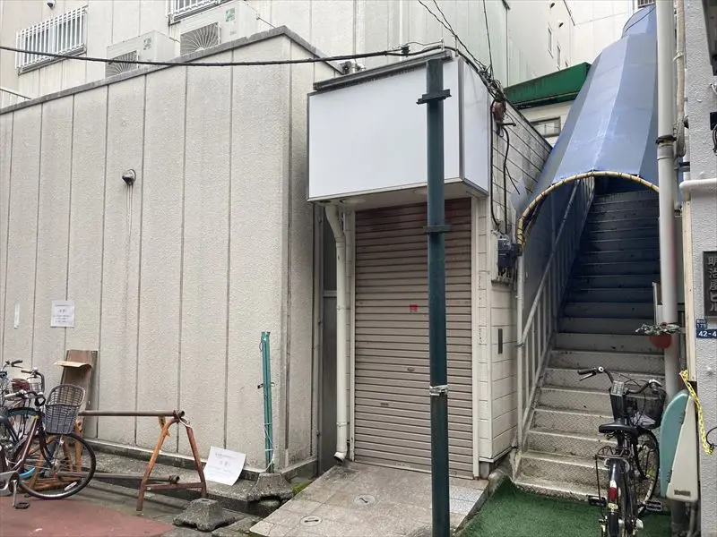 新小岩のスケルトン店舗物件のエントランス