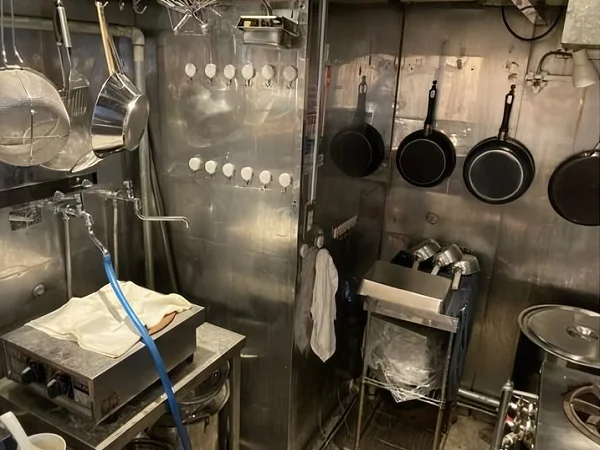 黄金町のラーメン居抜きの厨房