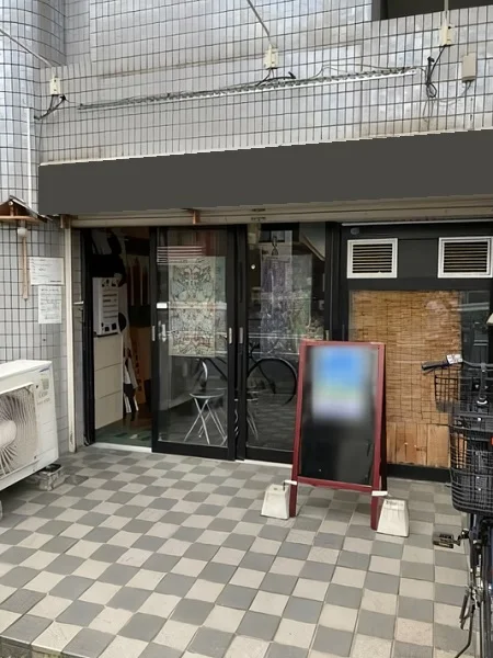 黄金町の居抜き店舗のエントランス