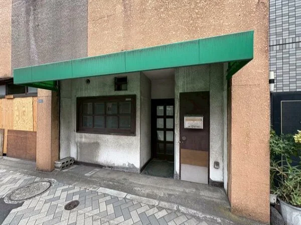 貸店舗(スケルトン)のエントランス