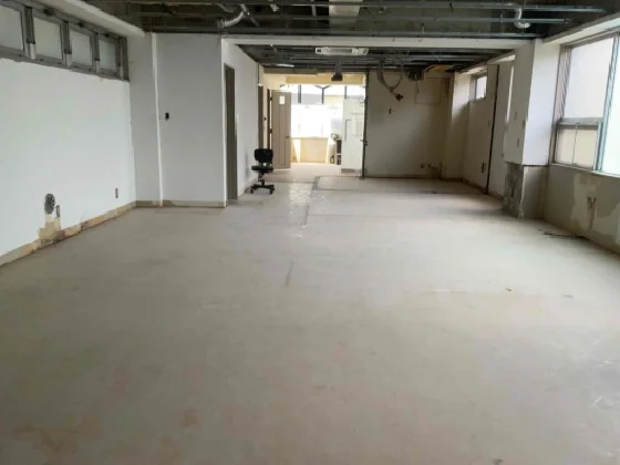 初台のスケルトン店舗物件の内装