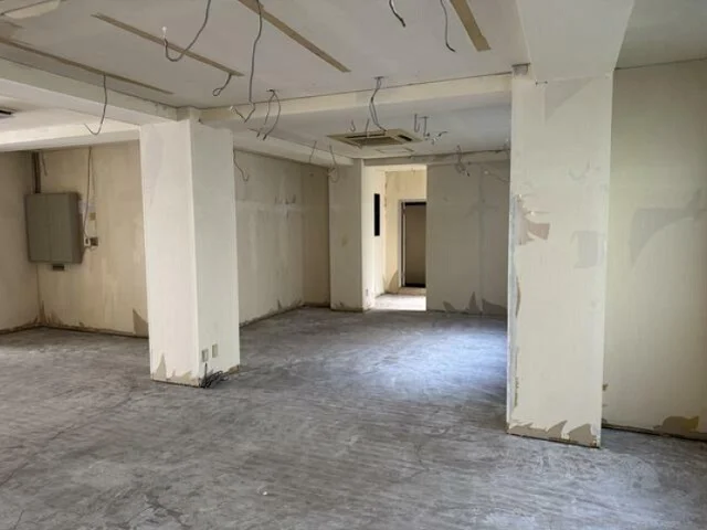 所沢のスケルトン店舗物件の内装