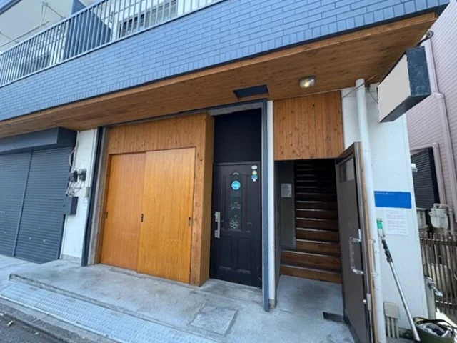 テイクアウトの居抜き物件のエントランス
