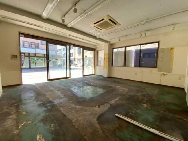 千鳥町のスケルトン店舗物件の内装