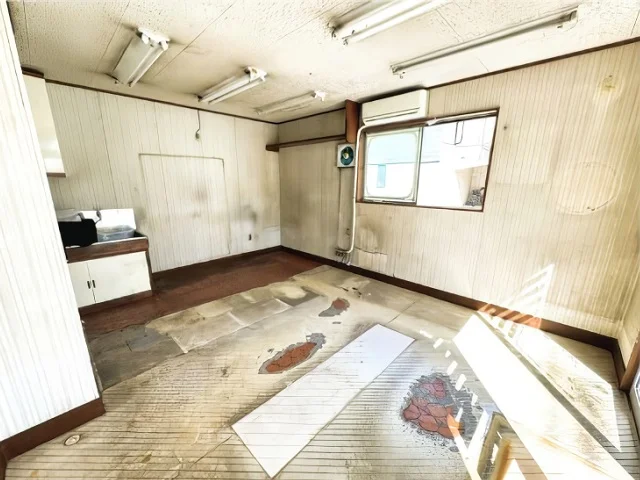 雑色の事務所仕様店舗物件の内装