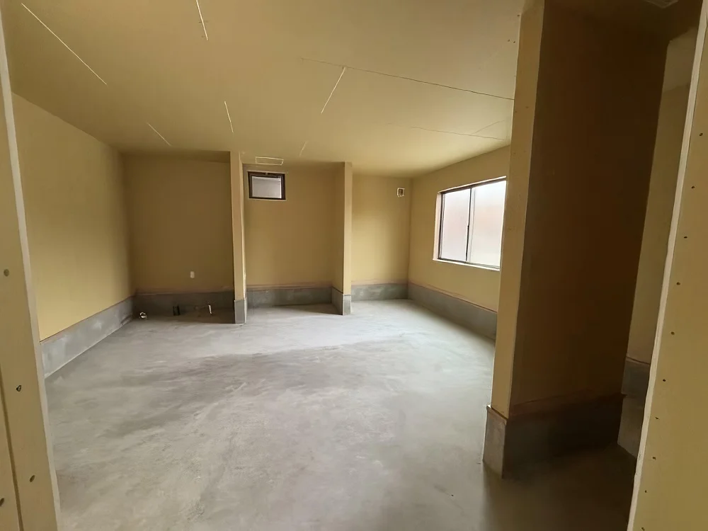 新田のスケルトン店舗物件の内装