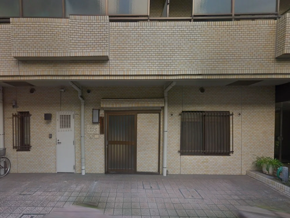 貸店舗(スケルトン)のエントランス